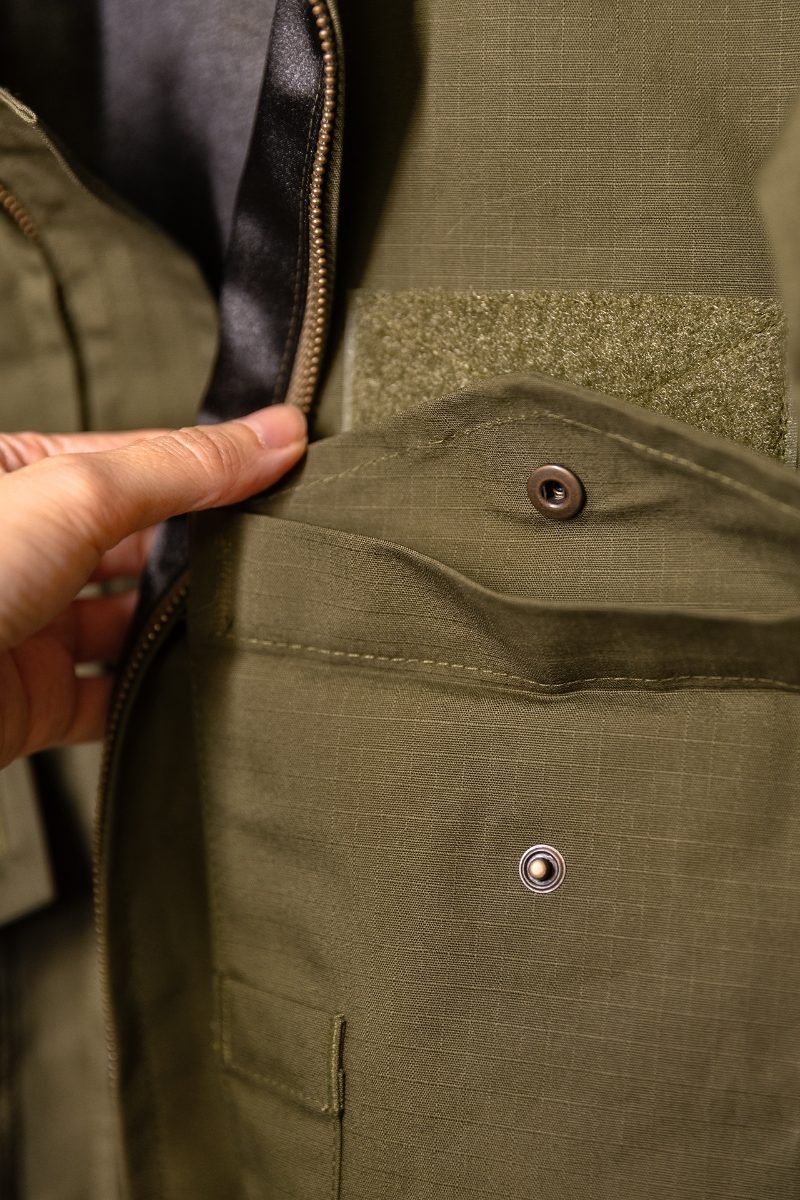 Détail d'une veste en cours de finition