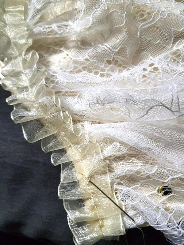 Dentelle cousue à la main