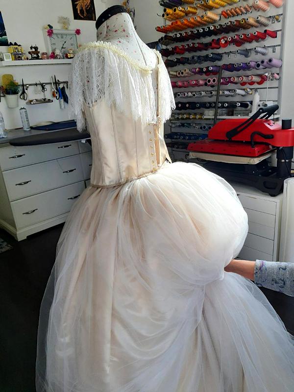 Robe blanche en cours de confection sur mannequin