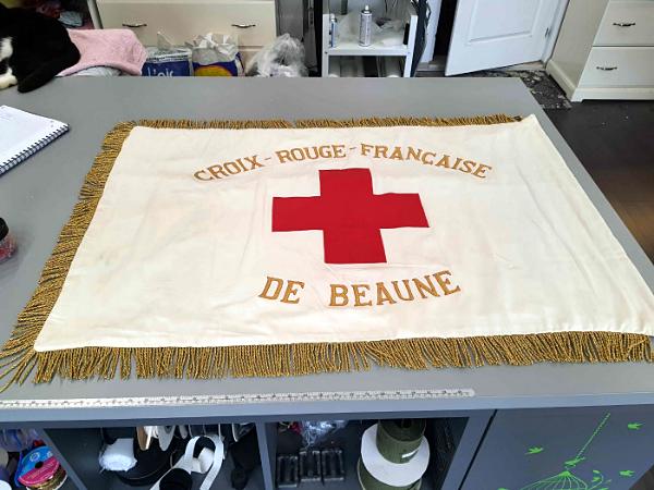Drapeau de la Croix-Rouge française de Beaune, restauré à l'atelier