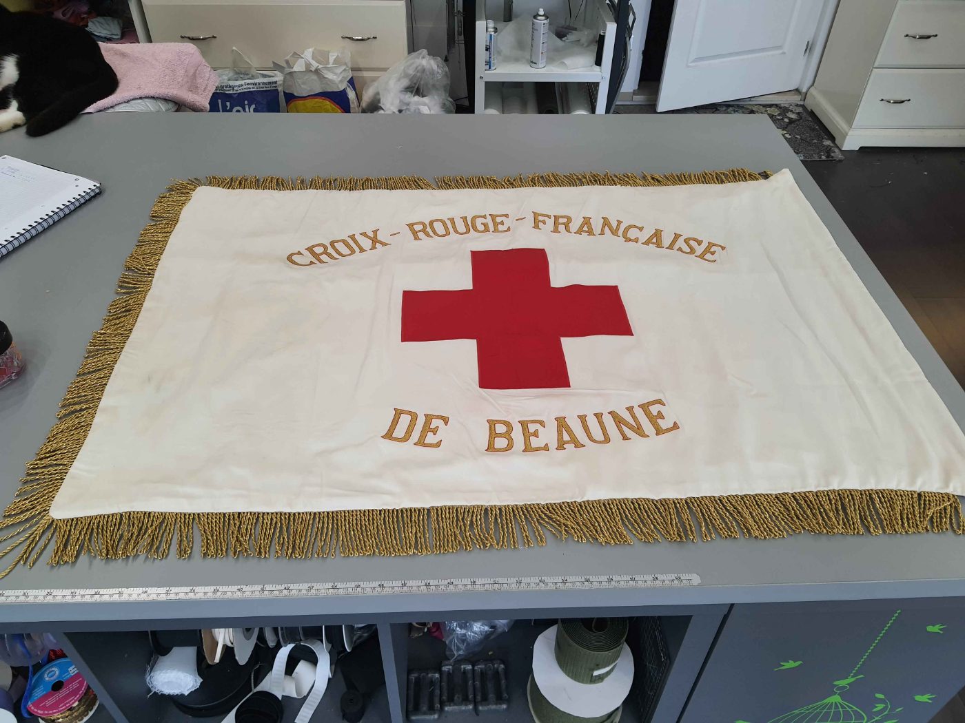 Drapeau de la Croix-Rouge française de Beaune, restauré à l'atelier