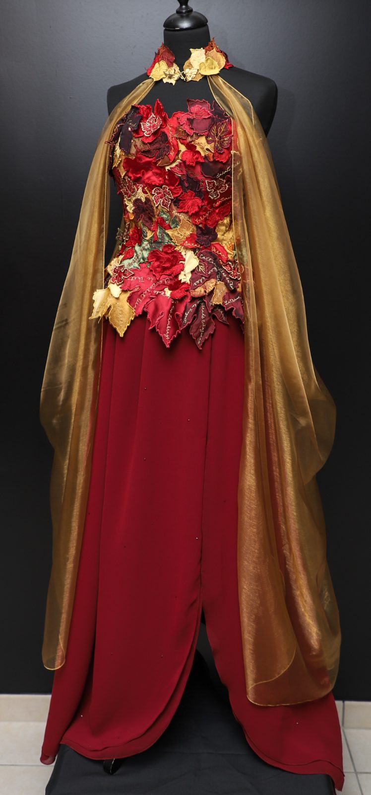 Robe de Miss Bourgogne 2021, feuilles rouges et or cousues main