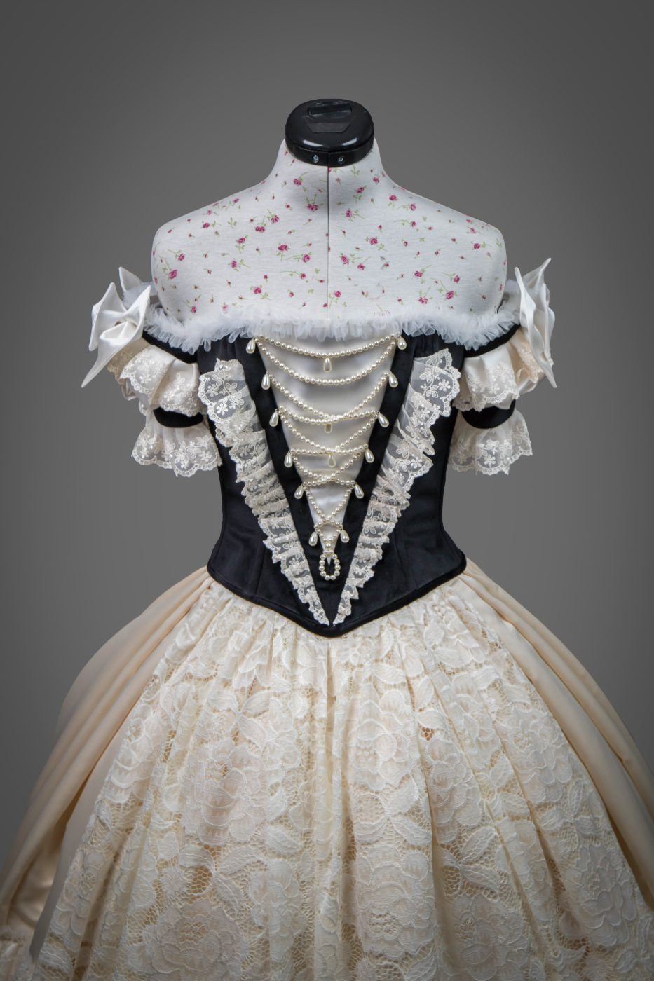 Robe à corset et dentelles sur mannequin, cousue main par Angel Sewing